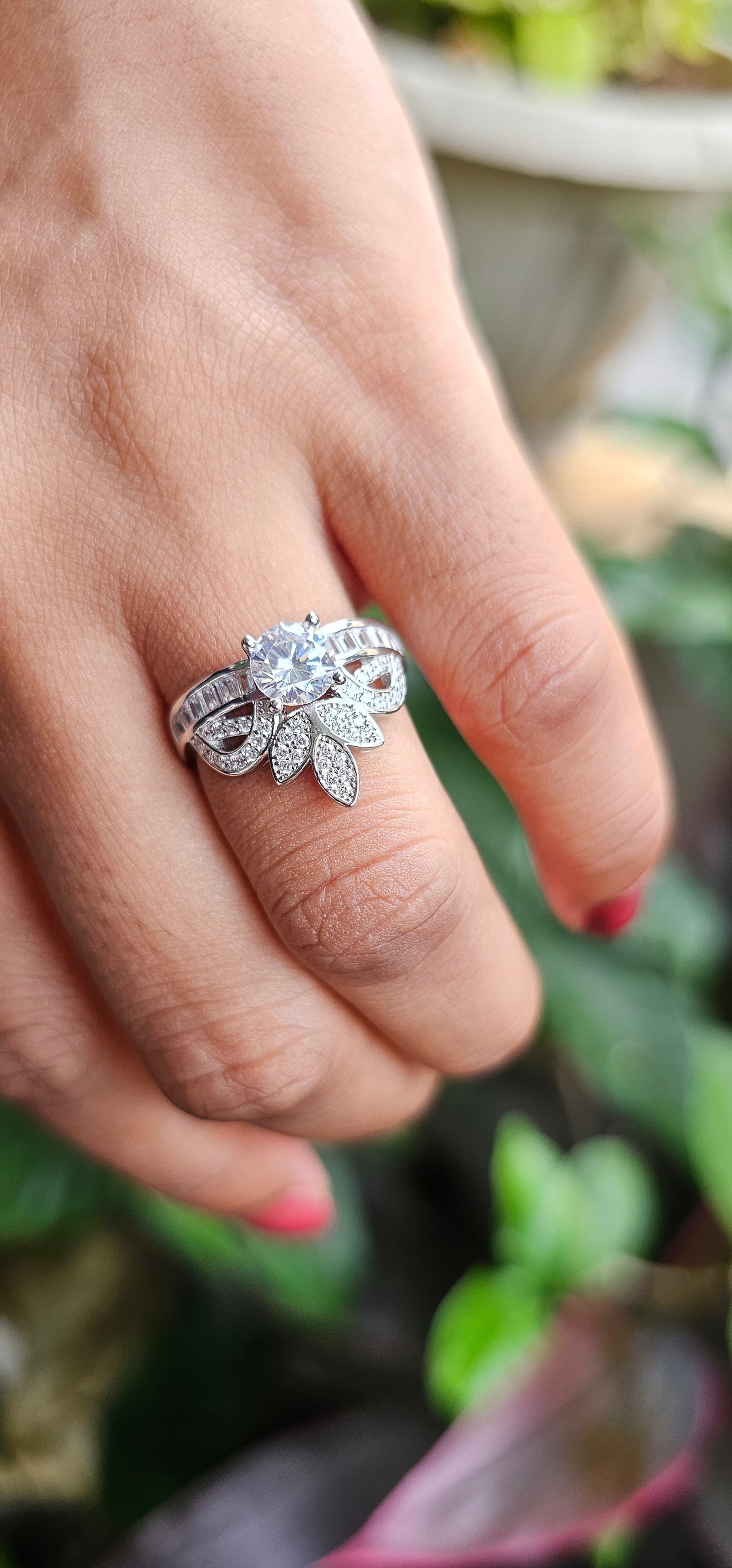 Silver jewelry ring with intricate floral design and gemstone accents, unisex fashion jewelry perfect for Mauritius, Europe, .