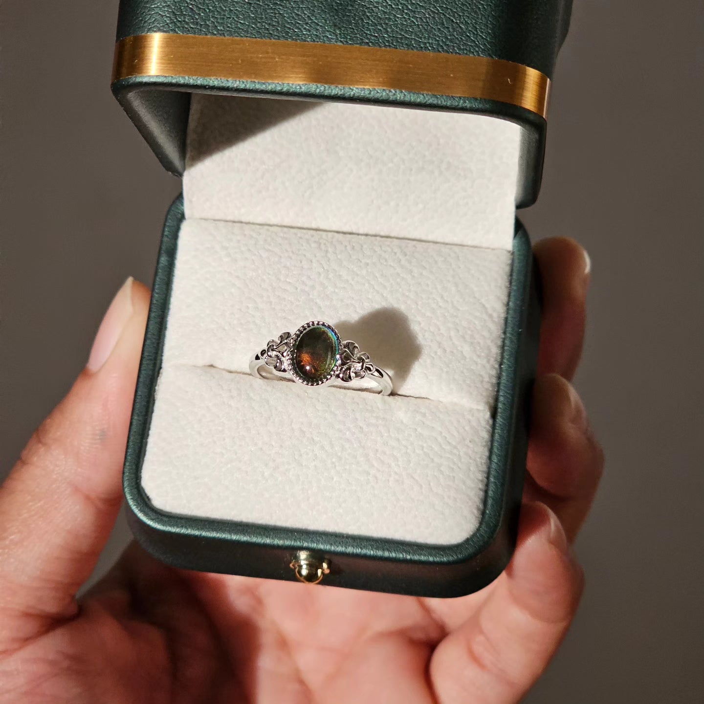 Silver gemstone mood ring in intricate stainless steel setting, stylish unisex jewelry for Mauritius, Europe, USA style.