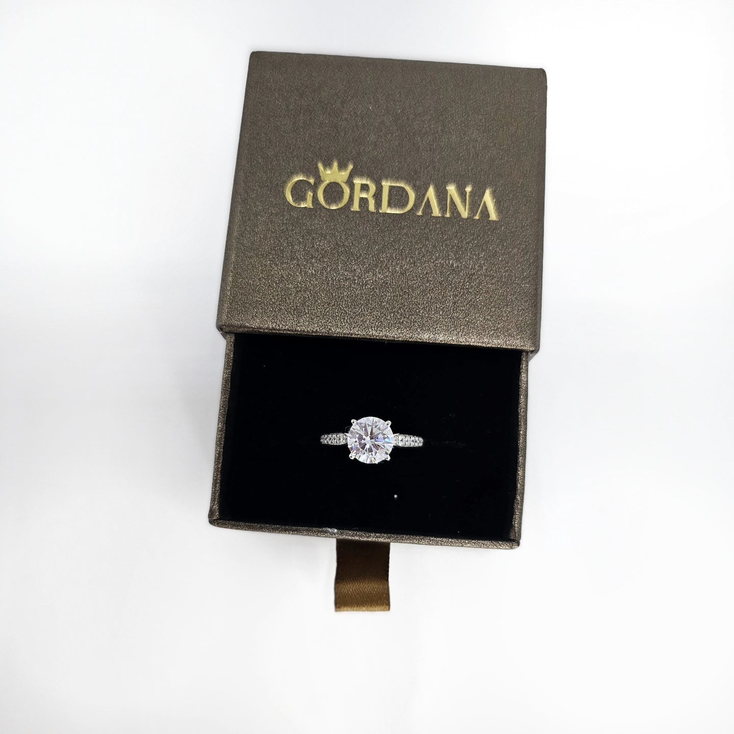 Elegant silver jewelry ring with a sparkling round gemstone, stainless steel, unisex fashion jewelry, Mauritius Europe USA.