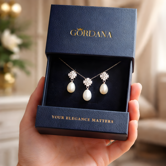 A luxurious and elegant S925 sterling silver jewellery set with pearl for woman. 